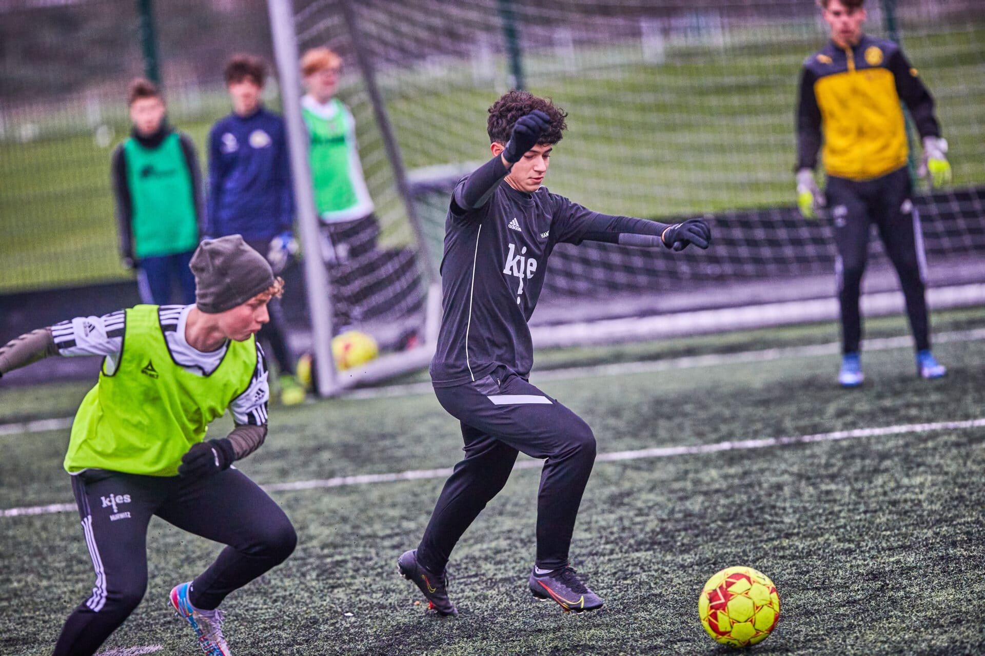 Spil fodbold hos Københavns Idrætsefterskole